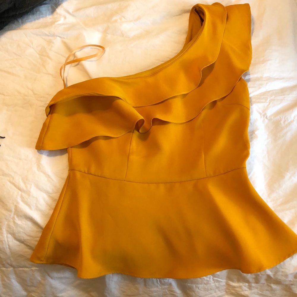 One shoulder yellow top!
